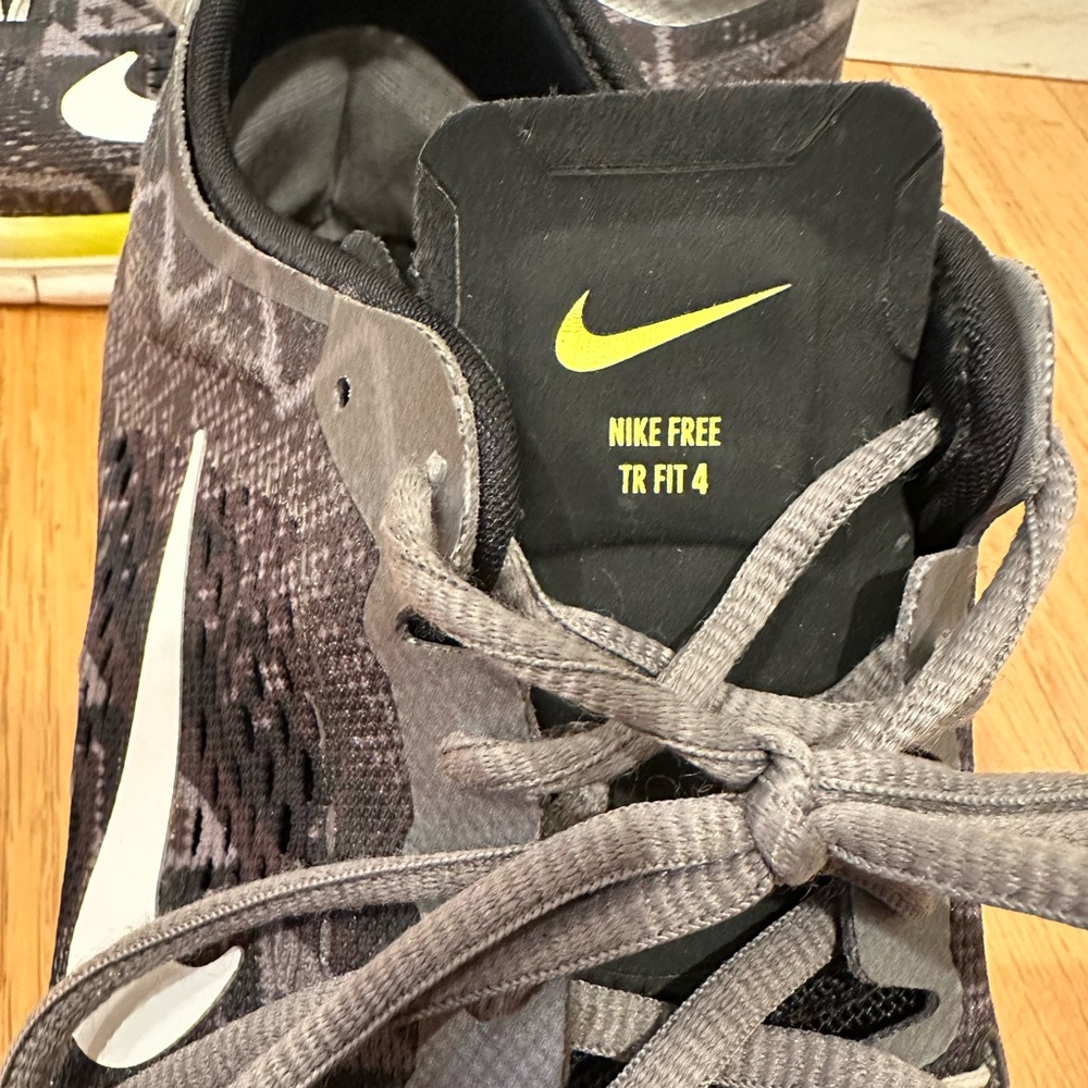 Nike Women’s  Black and Gray Pendelton Print Athletic Shoes - Picture 7 of 7